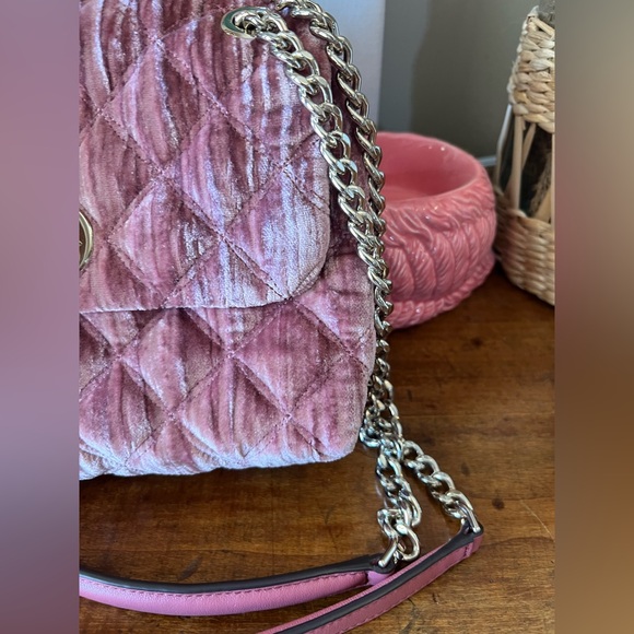 Kate Spade Quilted Pink Velvet Shoulder Bag with Adjustable Straps NWOT - Picture 3 of 7